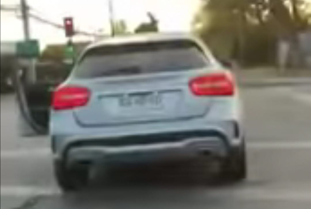 VÍDEO: Violento conductor rompió el vidrio a otro que le tocó la bocina en Las Condes
