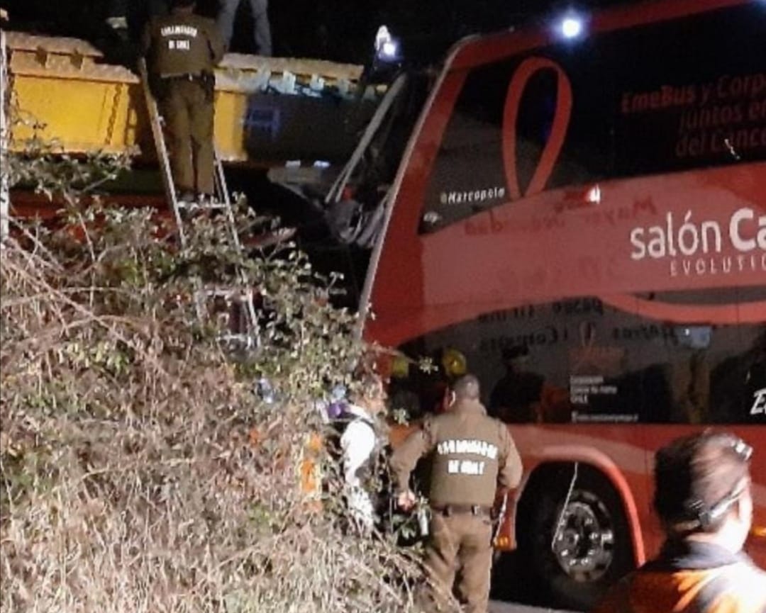 Eme bus chocó con puente ferroviario dejando un fallecido