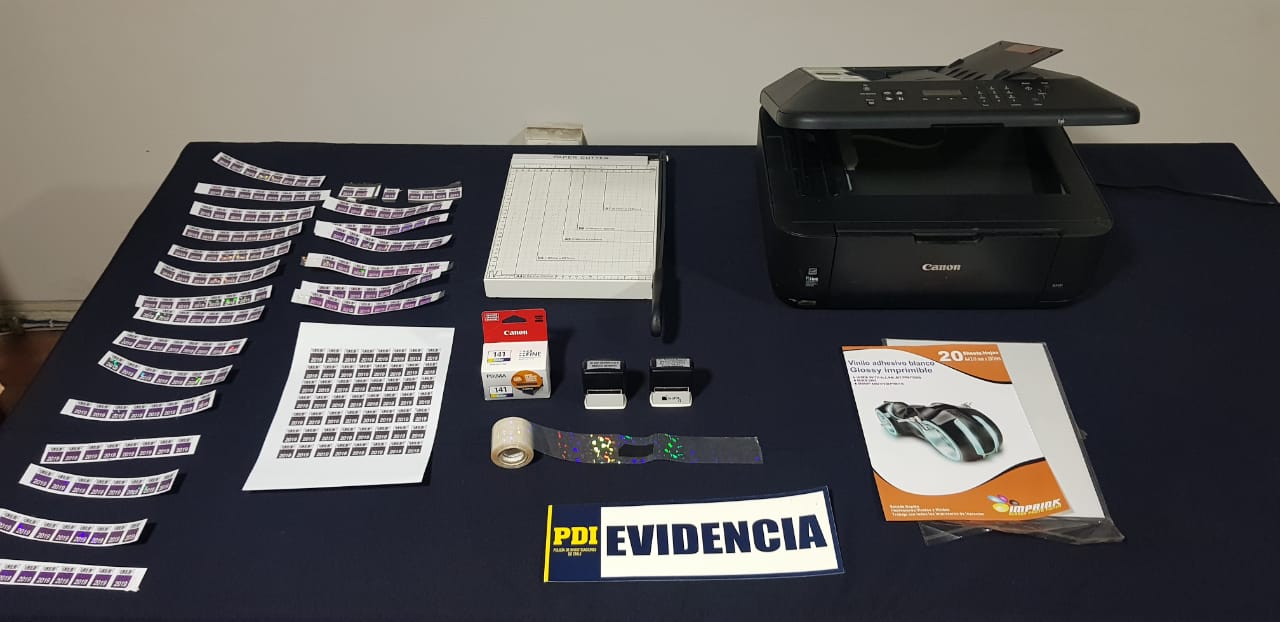 Detienen a sujeto que vendía sellos TNE falsos