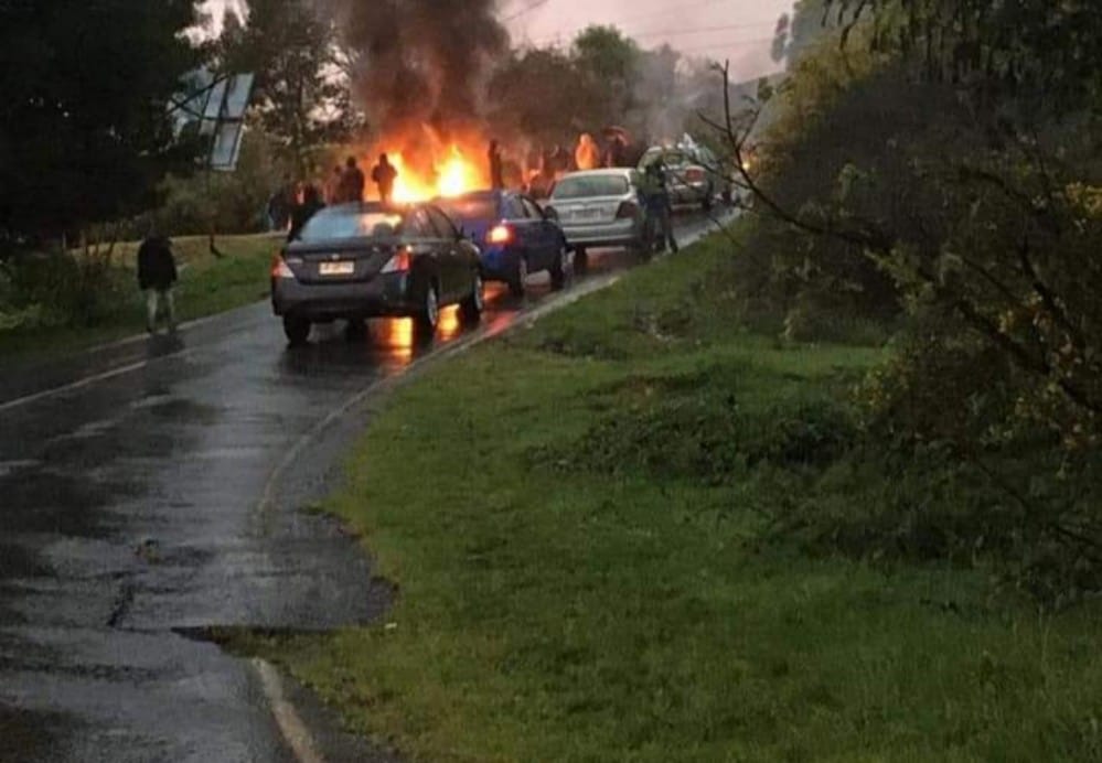 Vecinos de Coliumo se toman la ruta en protesta por mal estado del camino