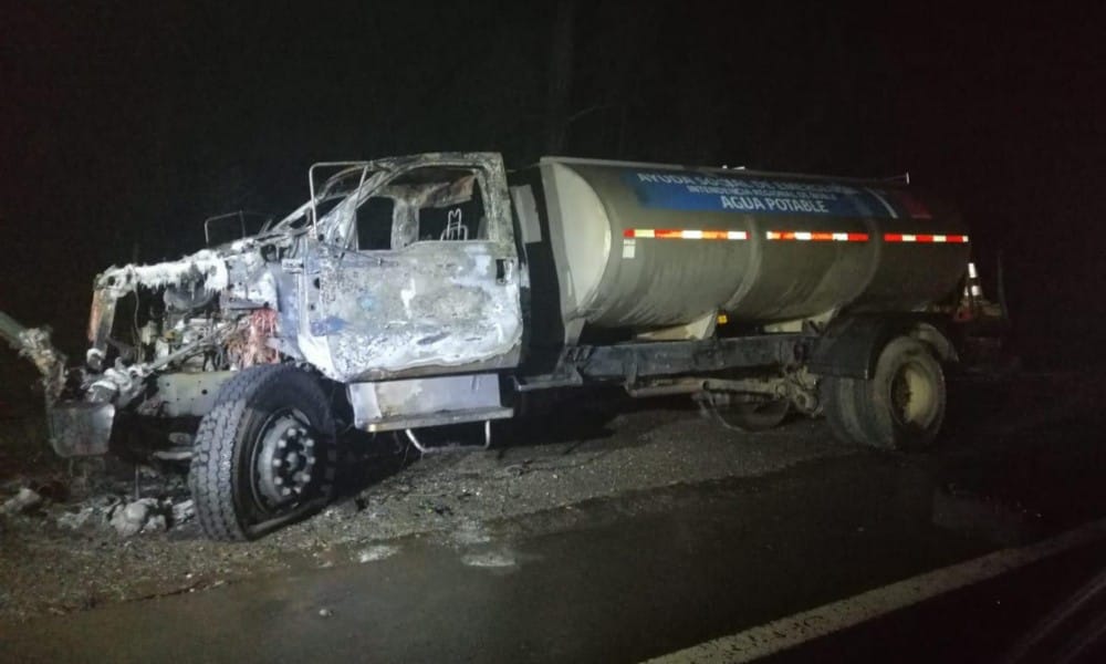 Ataque incendiario en Arauco consume un camión aljibe 
