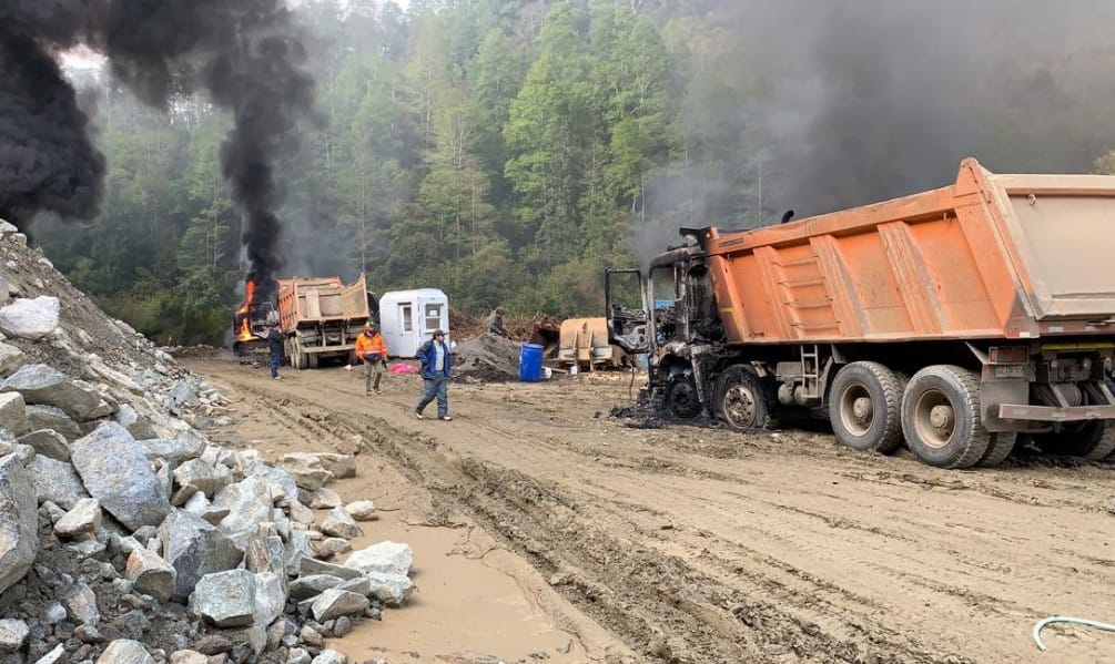 Atacan empresa de áridos en Tirúa: Sujetos queman camiones y roban explosivos