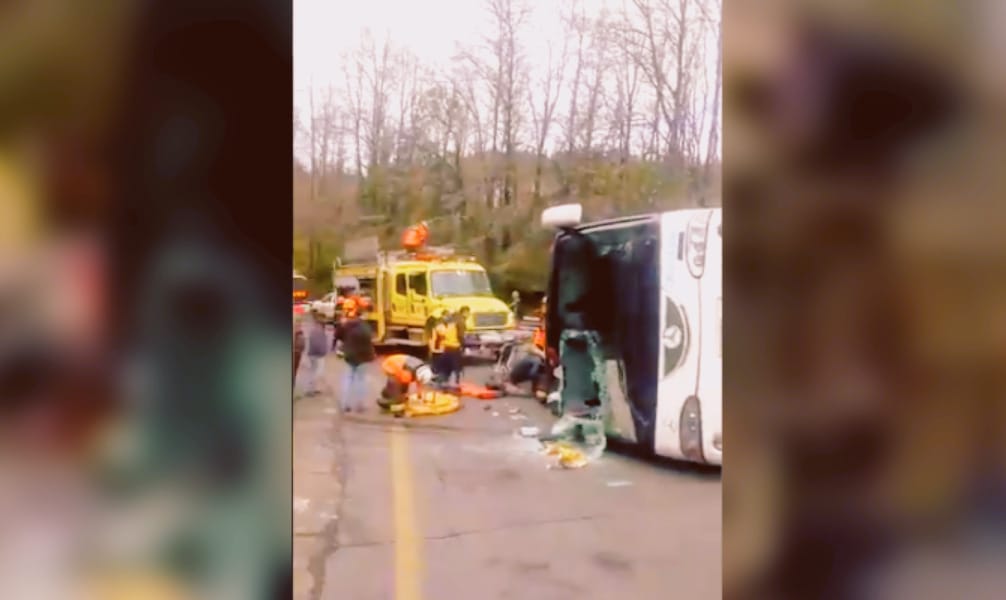 Grave accidente de bus escolar deja dos fallecidos y al menos 40 lesionados