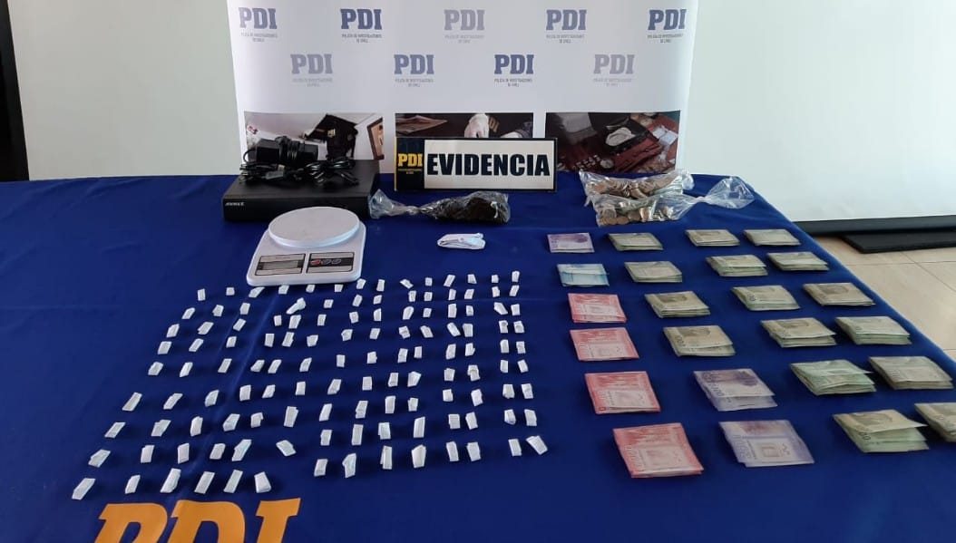 Tenía cámara de vigilancia que la alertaba: PDI detiene a mujer con más de 1.560 dosis de droga