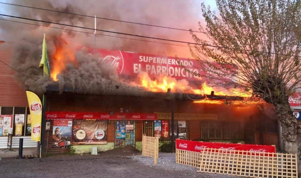 Feroz incendio consume conocido supermercado en Saltos del Laja