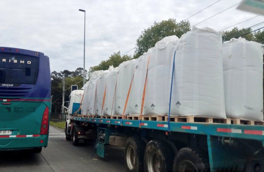 Camión con carga mal estibada genera gran congestión en San Pedro de la Paz