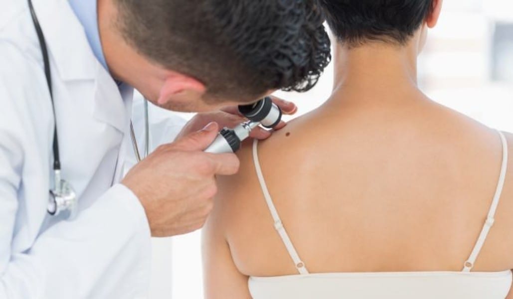 Mujer acusa que dermatólogo abusó de ella mientras la examinaba
