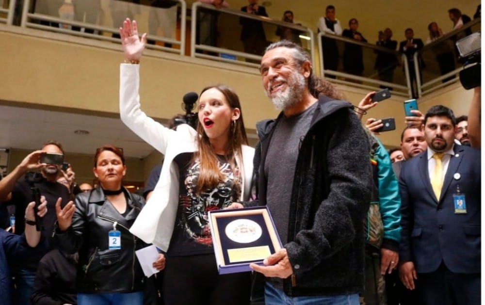 Diputada Camila Flores encabeza homenaje de la Cámara a Tom Araya
