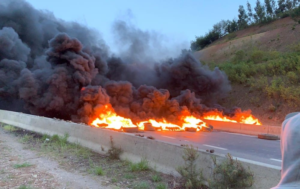 Pescadores bloquean con barricadas calles de la región del Biobío