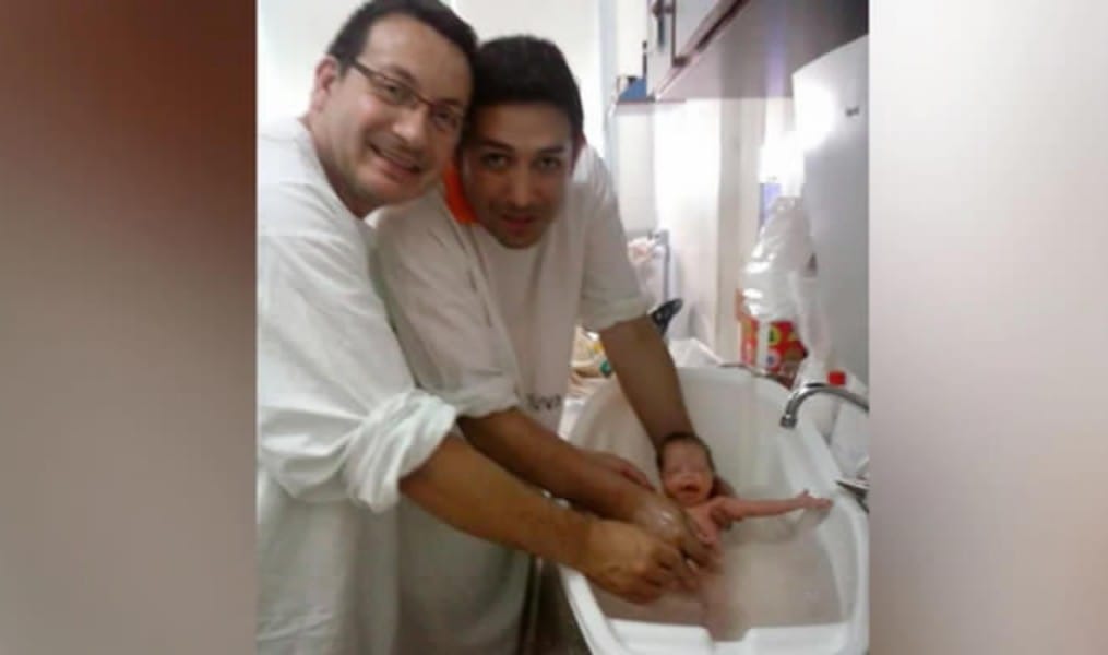 Matrimonio gay adopta a guagua con VIH que fue rechazada por decena de familias