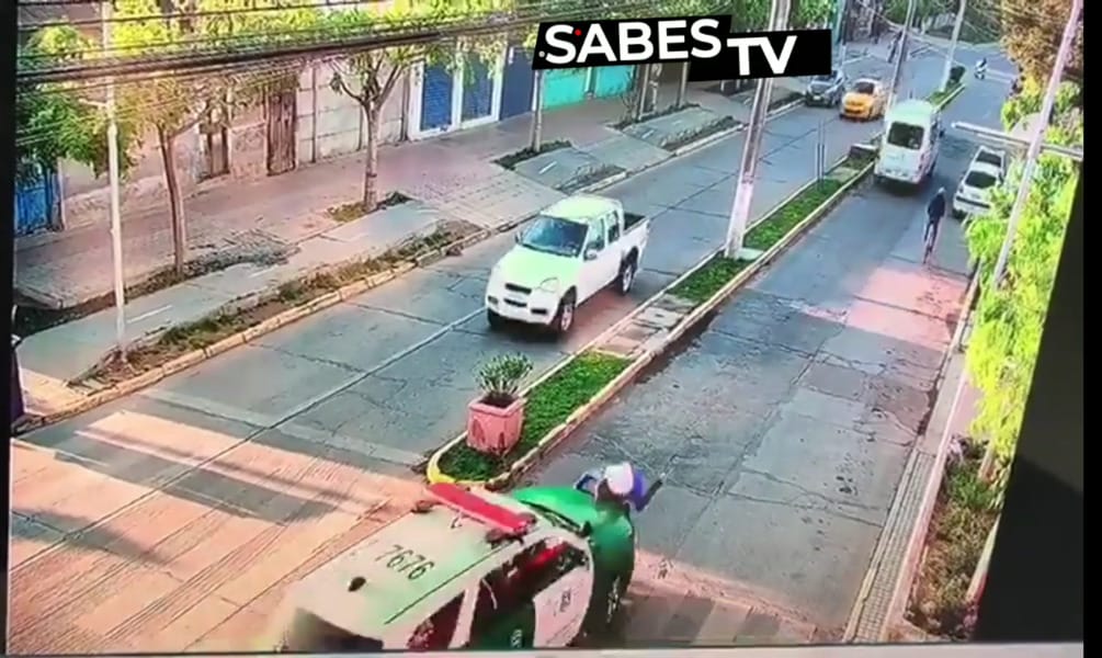 Cámara capta cuando vehículo de Carabineros atropella a una mujer en paso de cebra