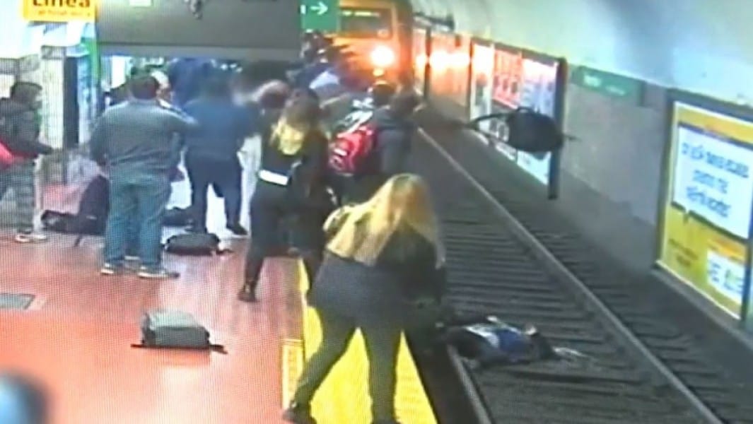 Impactante registro de mujer que cae al metro y por poco es arrollada