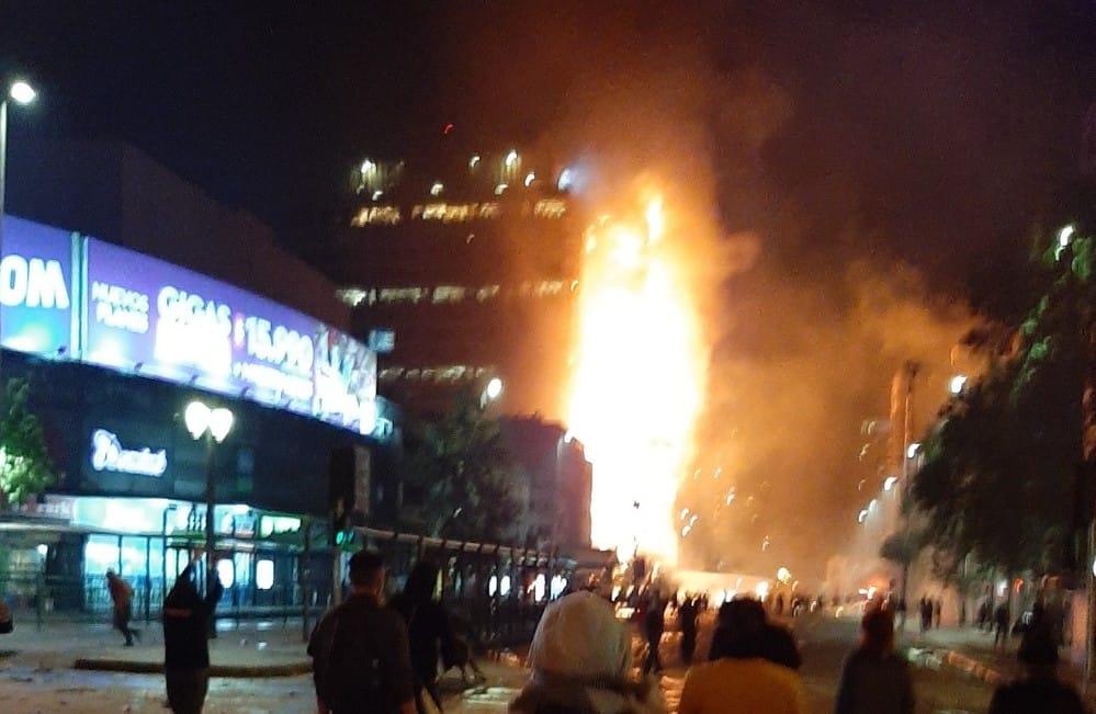 Violento incendio consume edificio corporativo de Enel