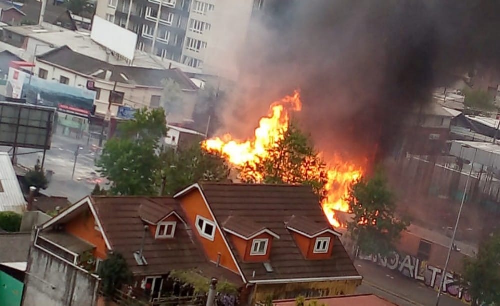 Edificio en construcción se incendia en pleno centro de Concepción