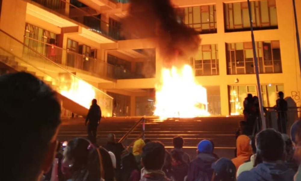 Manifestantes queman y generar destrozos en Municipalidad de Tomé