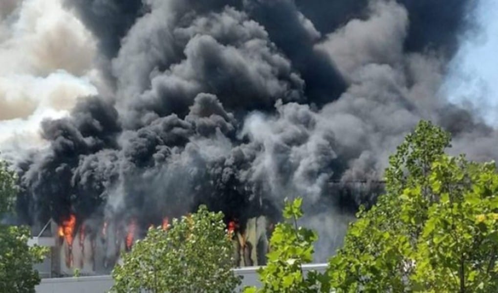 Cinco personas fallecen en medio de un incendio que consumió bodega
