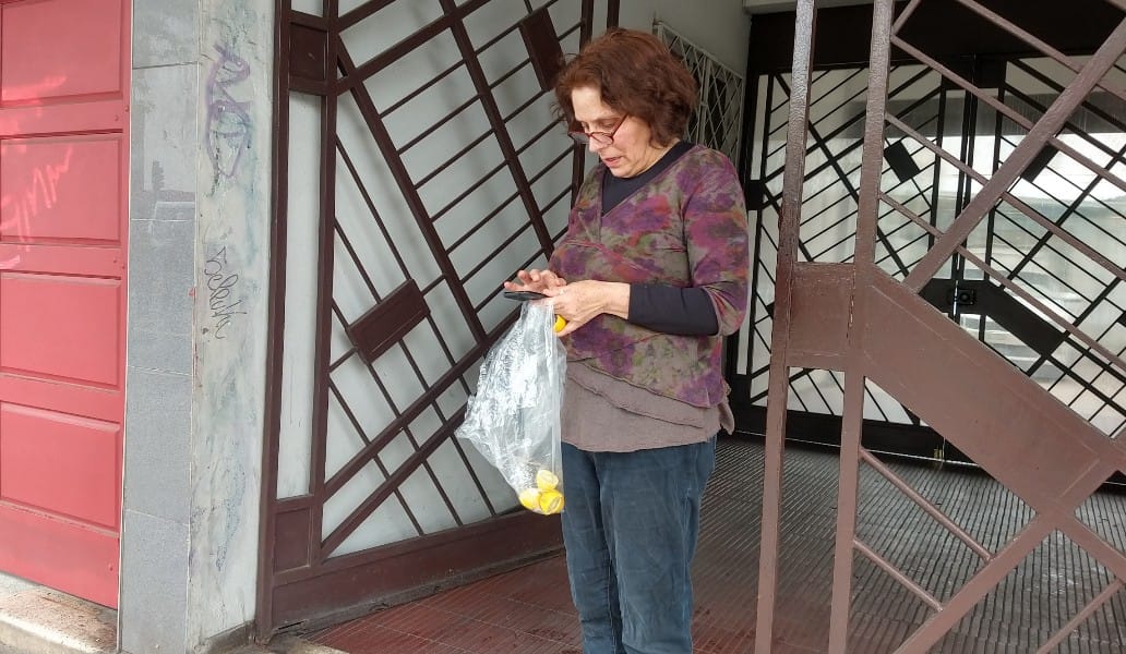 Profesora de Concepción repartió limones en medio de las manifestaciones ciudadanas