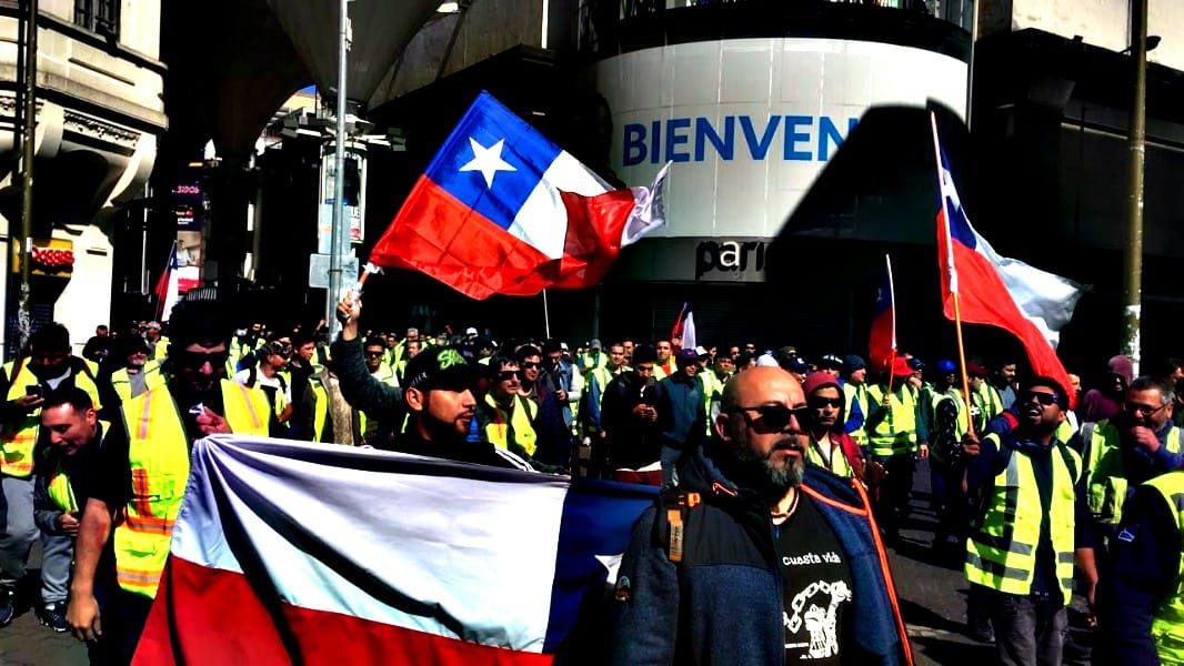 Más actores se suman al descontento social: Cientos de portuarios marchan por Concepción