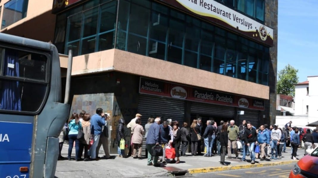 Largas filas en supermercados son protagonistas en el Gran Concepción