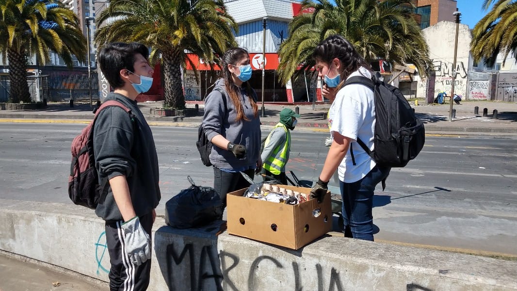Jóvenes voluntarios llegan a limpiar basura tras manifestaciones en Concepción
