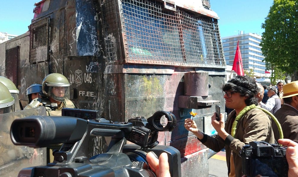 Joven de Concepción lanza pétalos de flores a Carabineros en medio de manifestación pacífica