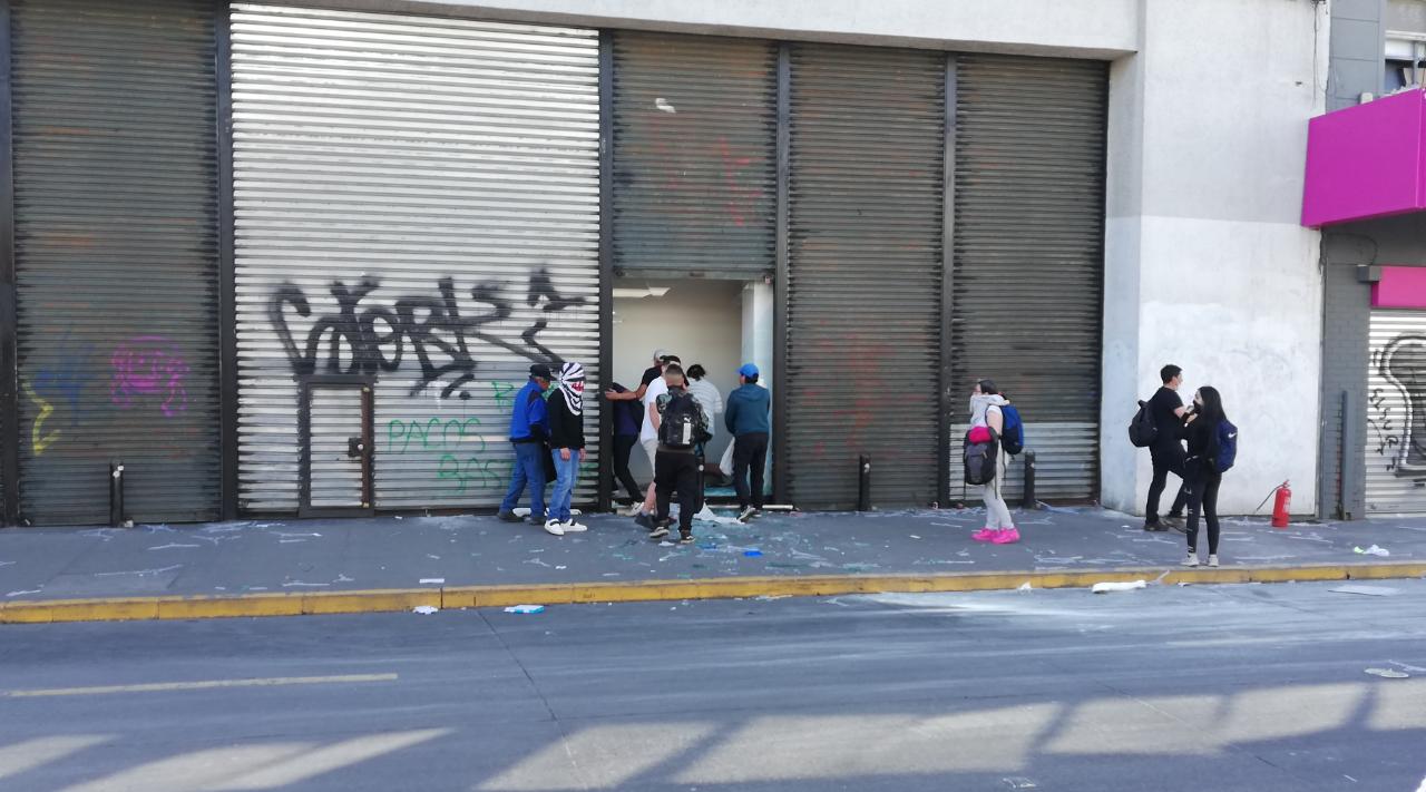 El punto negro de la jornada: Antisociales saquean tienda Corona en Concepción