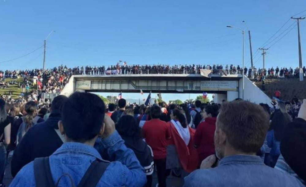 Miles de familias de Talcahuano desafían toque de queda con cacerolazo en Puente Perales