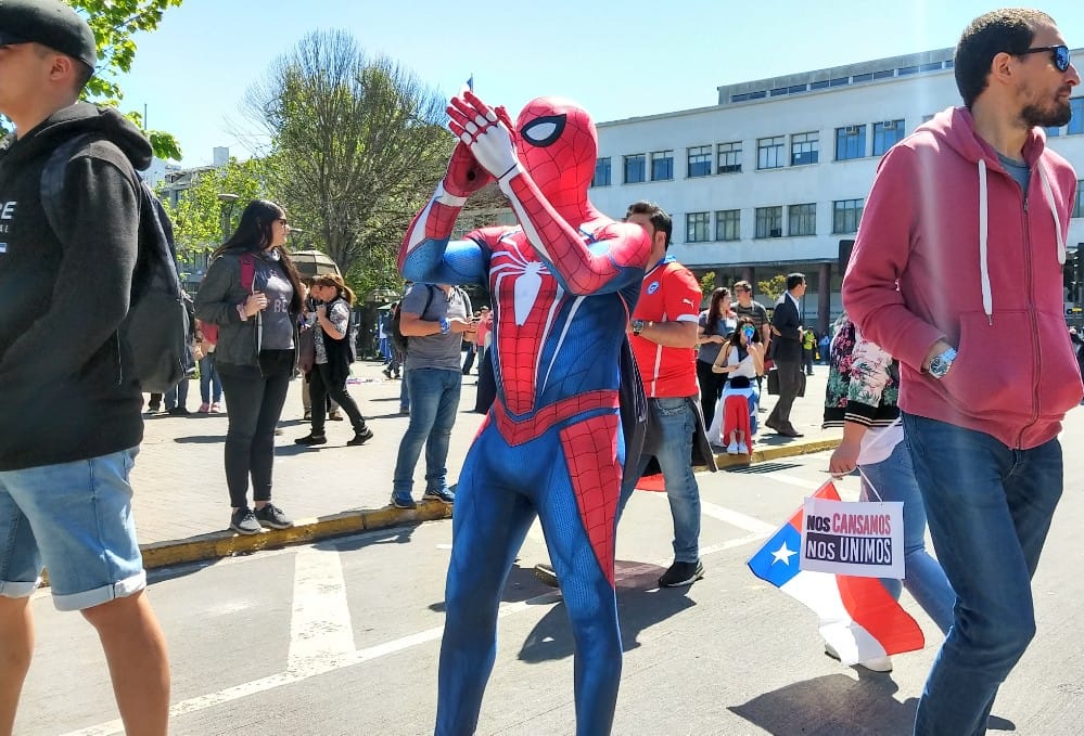 Hasta Spiderman marcha por las calles de Concepción