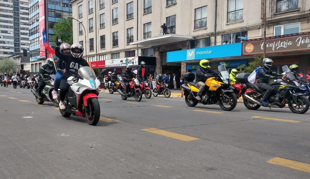 Motoqueros hacen rugir los motores en protesta por ‘peaje más caro de Chile’