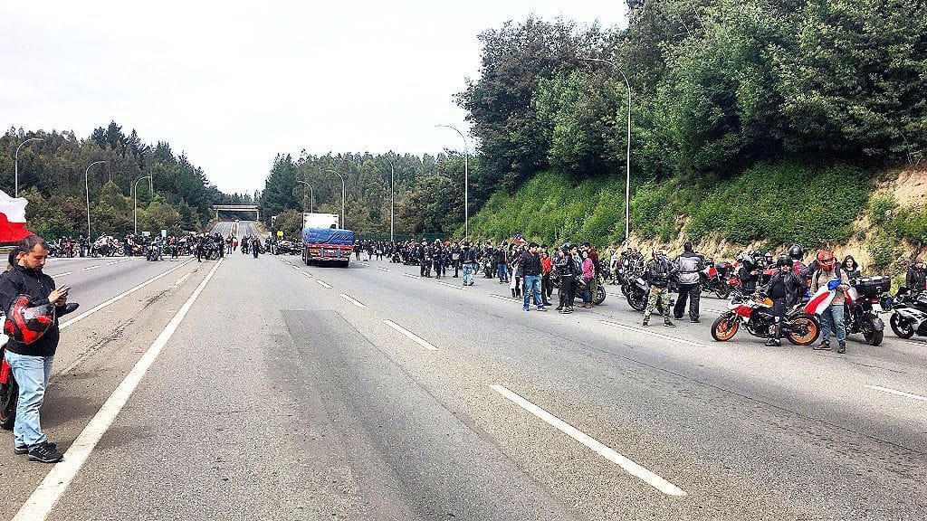 Motoqueros de Concepción levantan barreras del peaje más caro de Chile 