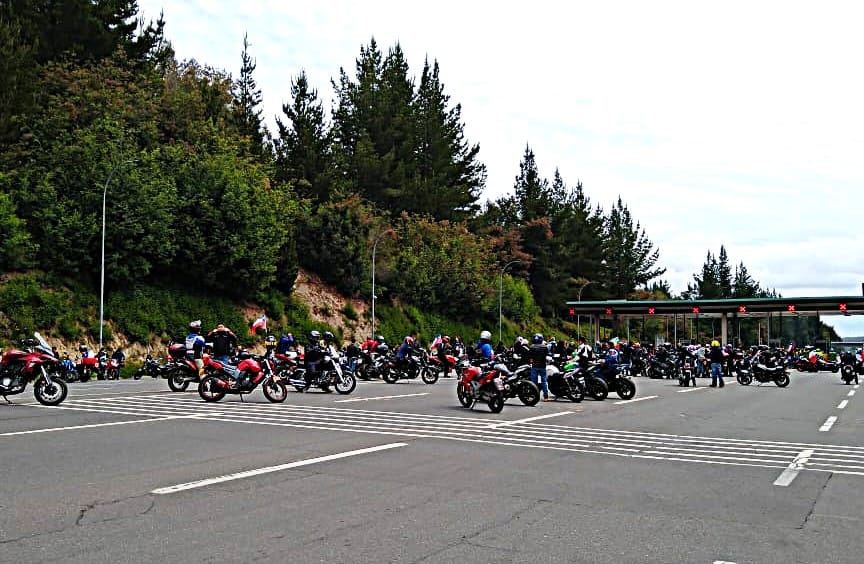 Nuevamente motoqueros de Concepción levantan las barreras del peaje más caro de Chile