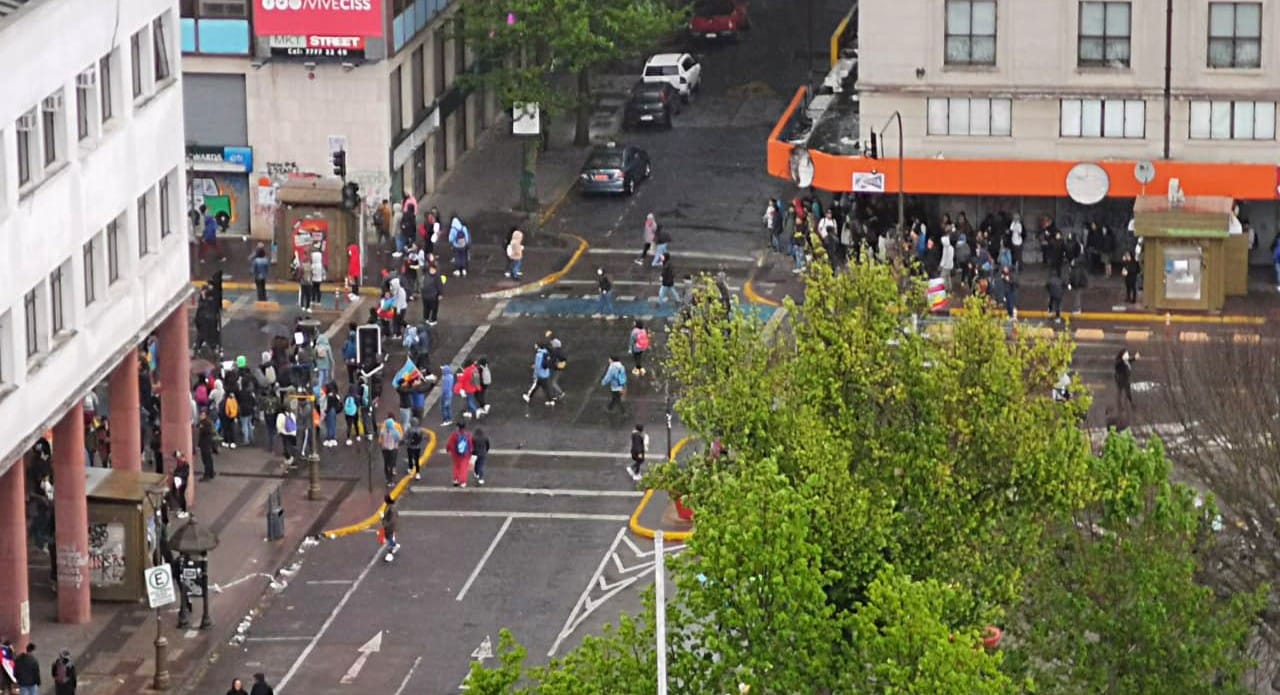No importa la lluvia: Miles protestan en el centro de Concepción 