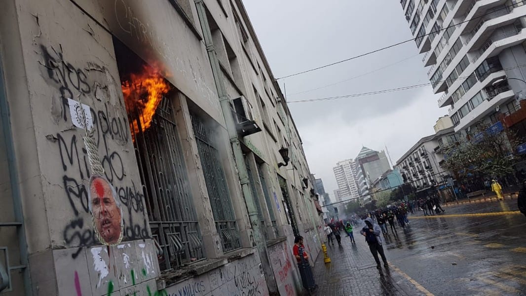 Desconocidos prenden fuego a edificio del Servicio de Impuestos Internos en Concepción