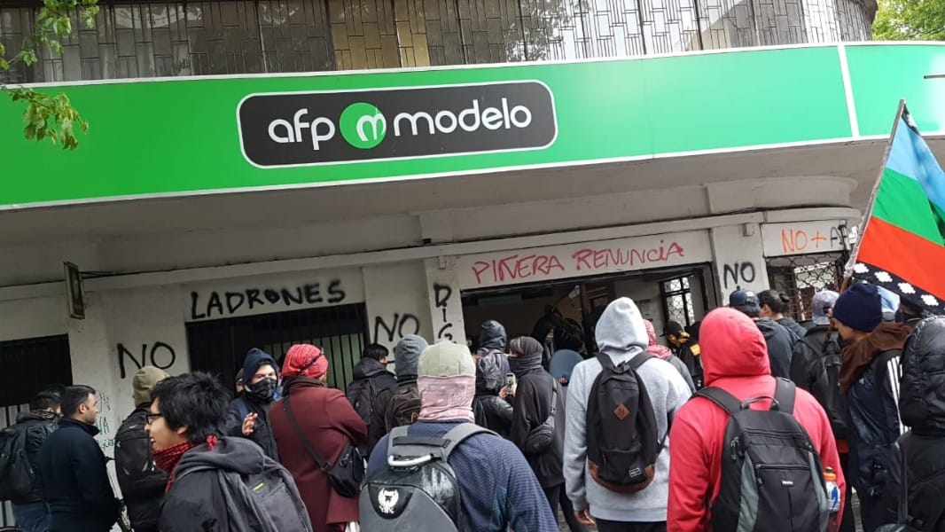 Encapuchados atacan oficinas de la CGE y AFP Modelo en Concepción