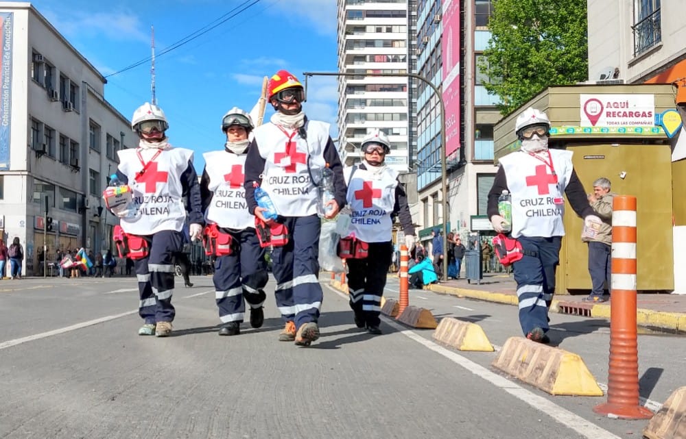 Voluntarios: Los héroes anónimos con la Cruz Roja en el pecho que auxilian en las manifestaciones