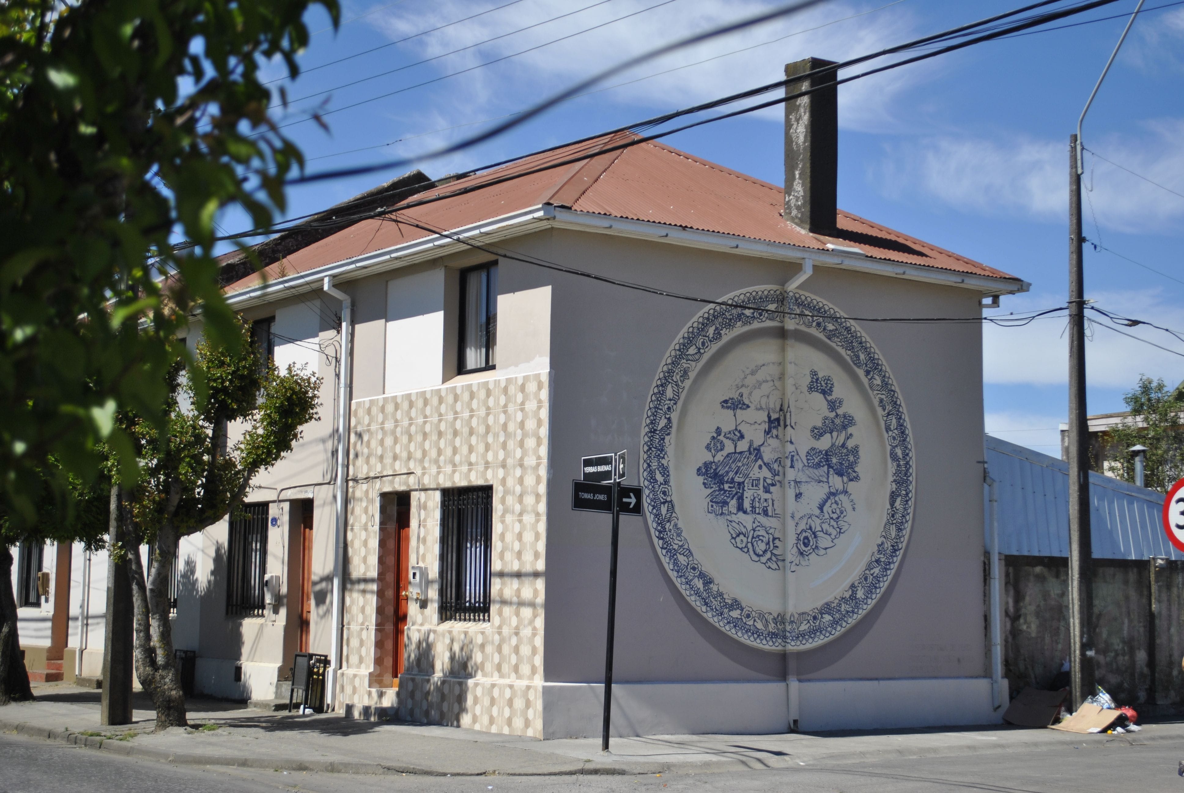 Incendio arrasó vivienda con mural del tradicional “Plato Willow” de Penco