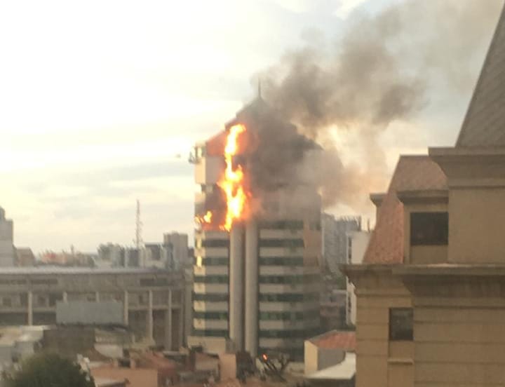 Llamas en altura: Incendio afecta a pisos superiores de edificio Caja Los Andes en Concepción