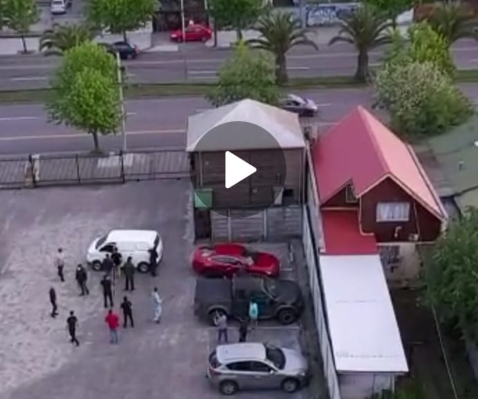 Graban golpiza a palos de comerciantes a presunto saqueador que llegaba al Kamadi de Los Carrera