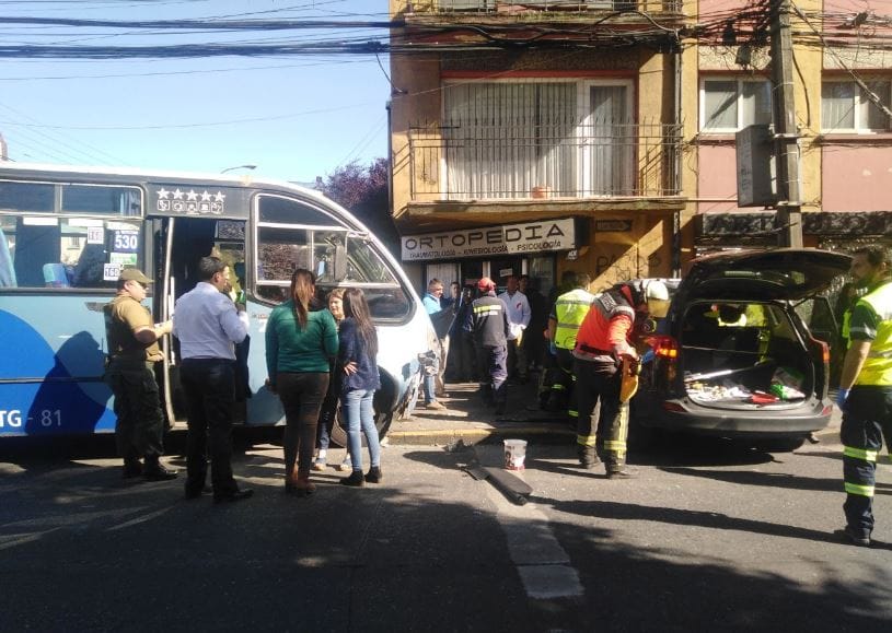 Dos mujeres atrapadas deja colisión de taxibús con automóvil en Concepción