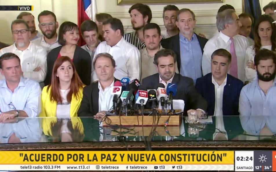 Histórico acuerdo: chilenos definirán en plebiscito una nueva Constitución y su mecanismo