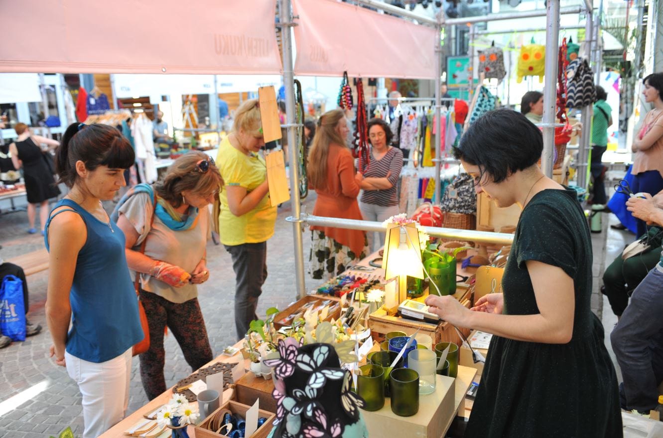 Trueque y diseño: la feria que busca ayudar a adultos mayores en Concepción