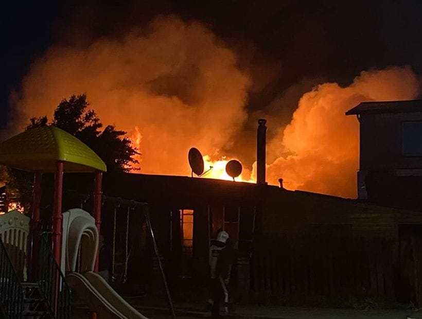 Tres viviendas resultaron consumidas tras un incendio en Los Ángeles