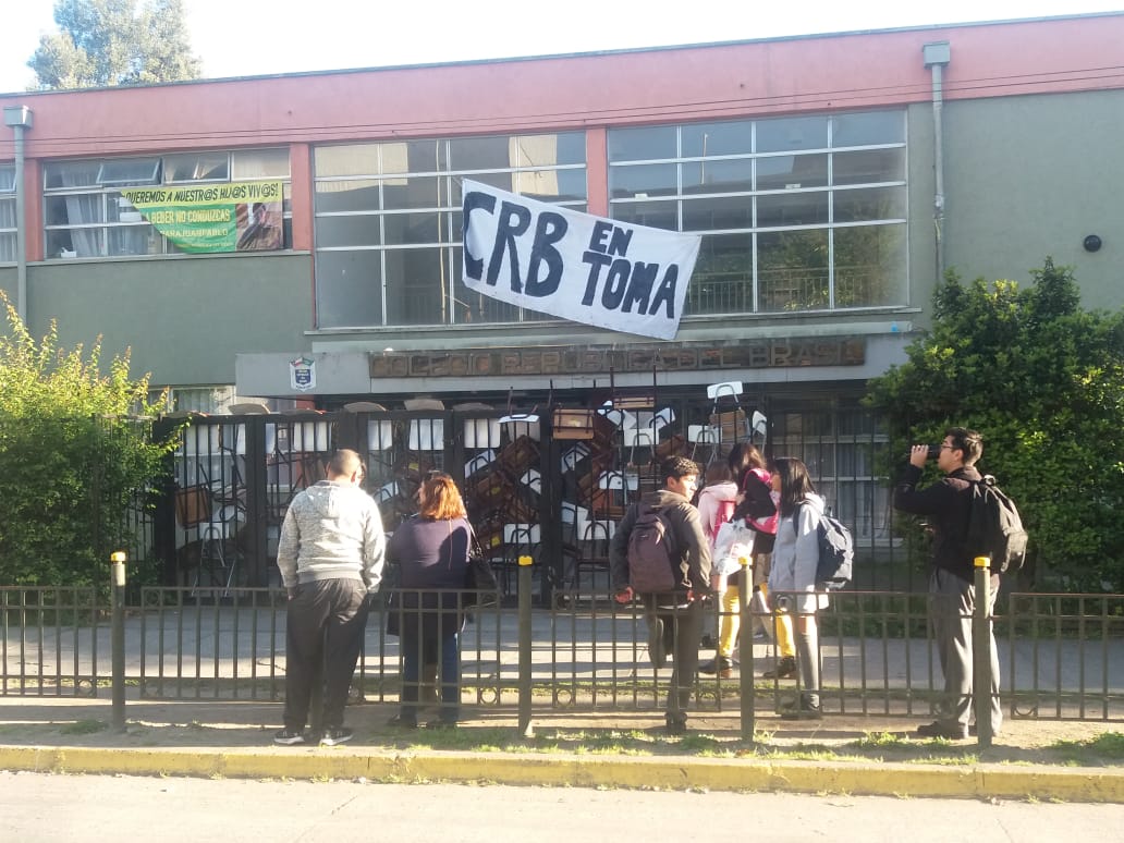 Alumnos se toman el Colegio Brasil de Concepción en apoyo a las demandas sociales