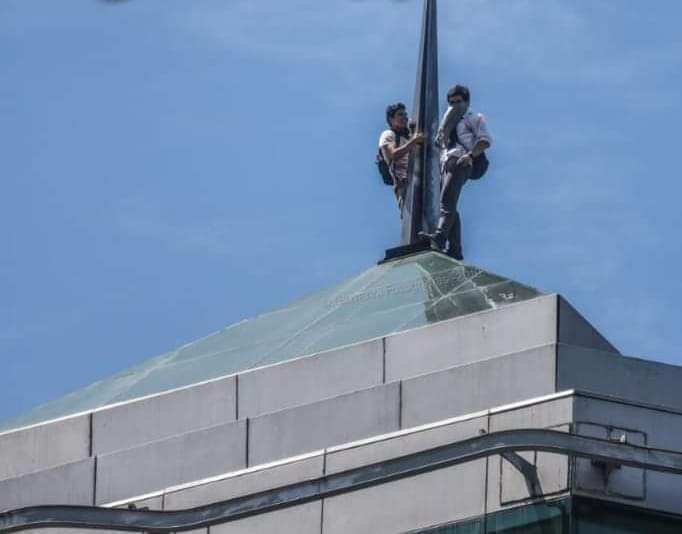 Secundarios subieron a la cima de edificio Caja Los Andes en Concepción