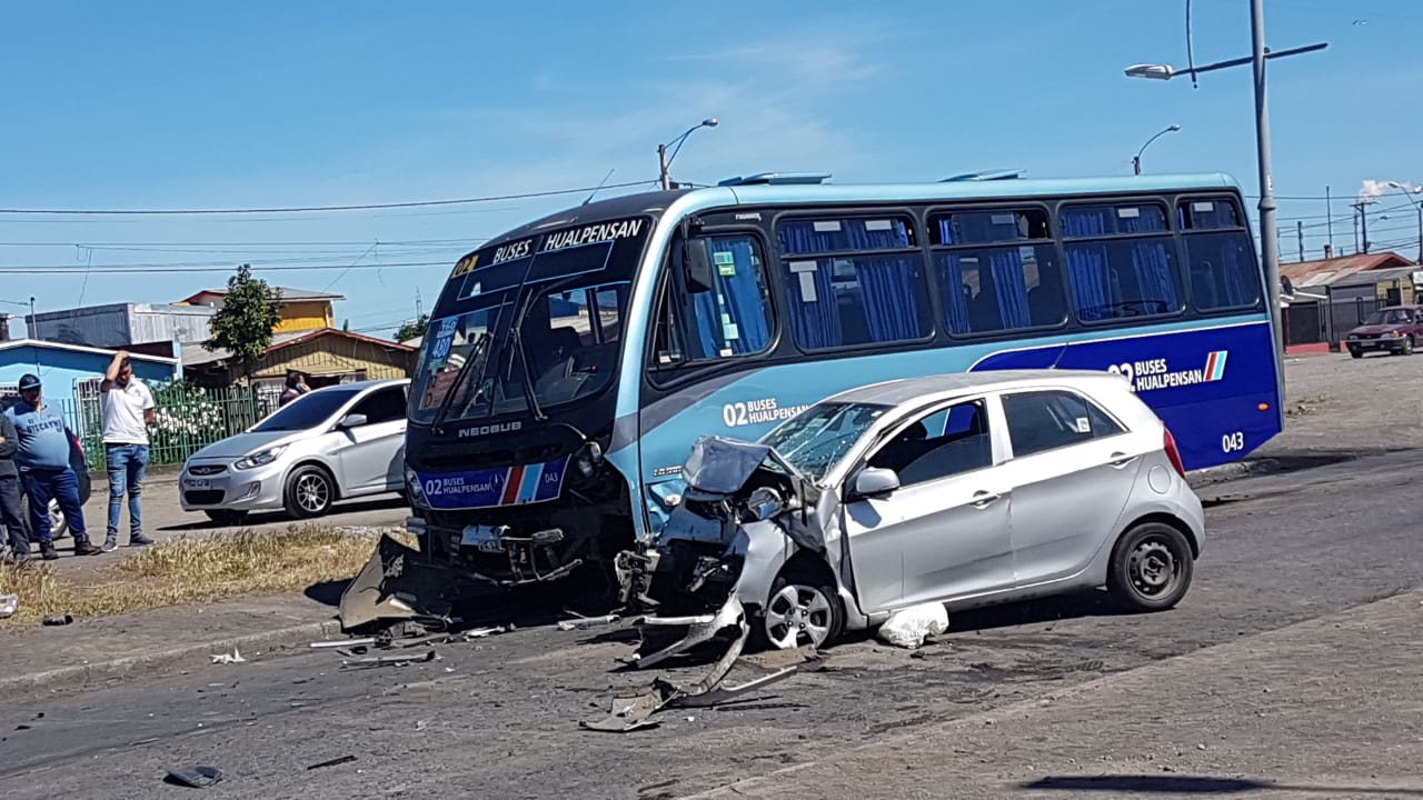 Confirman fallecimiento de mujer tras colisionar de frente con una micro en Hualpén