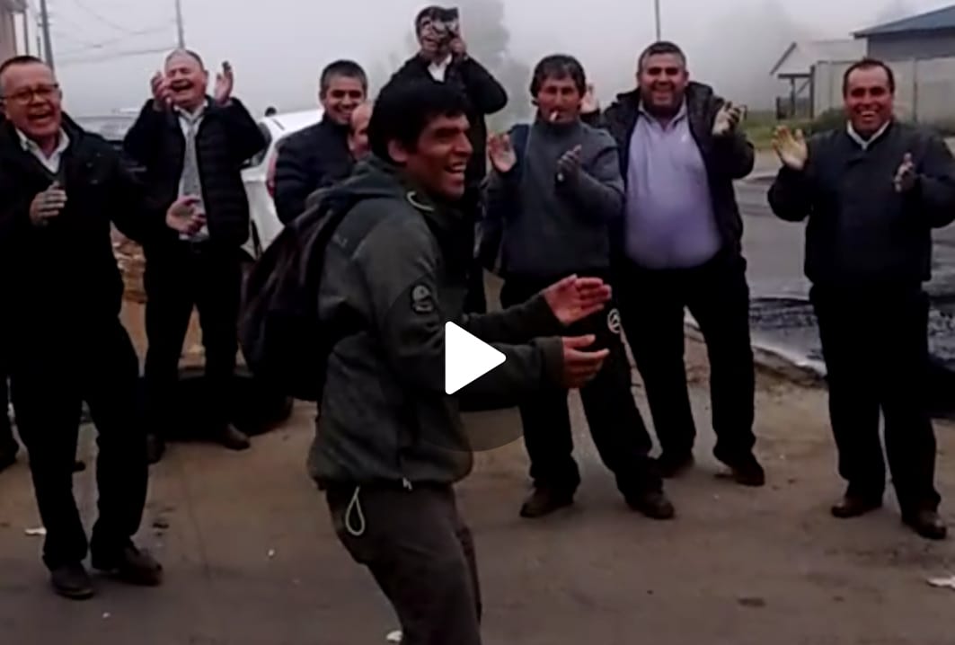 Se lució: Reportero de Tomé no se salvó de los choferes y le pidieron “el que baila, graba”