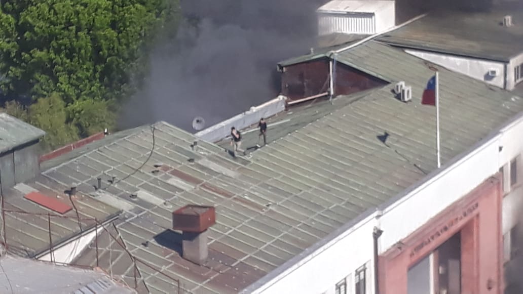 Hombre y mujer son grabados saliendo por el techo de Gobernación penquista durante incendio