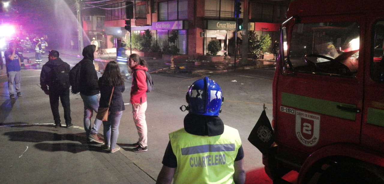 Incendio de farmacia obliga a evacuar edificio frente a Hospital Regional en Concepción