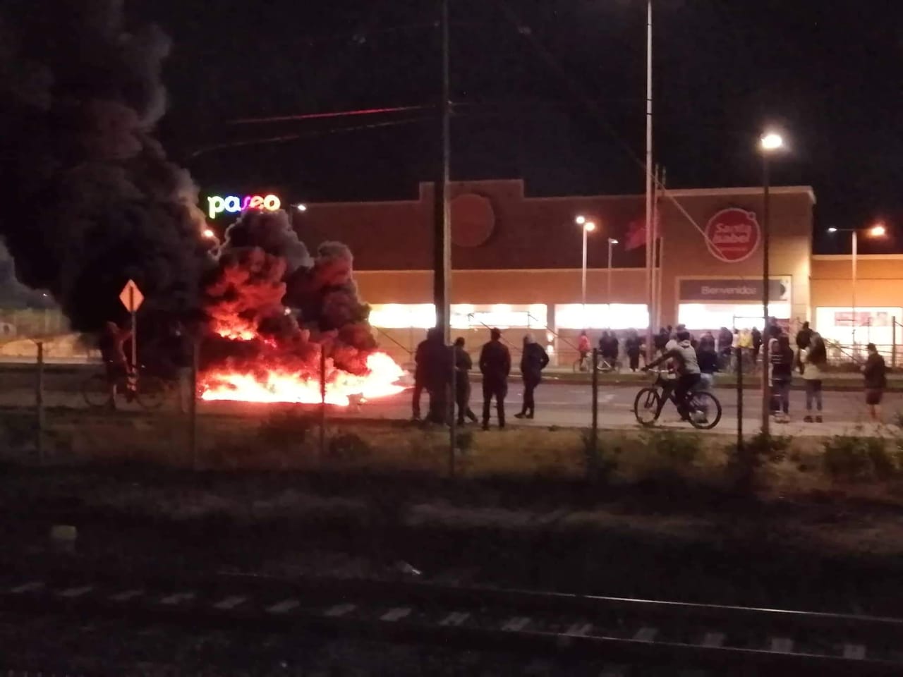 Desconocidos saquean locales de Paseo Montt en Coronel