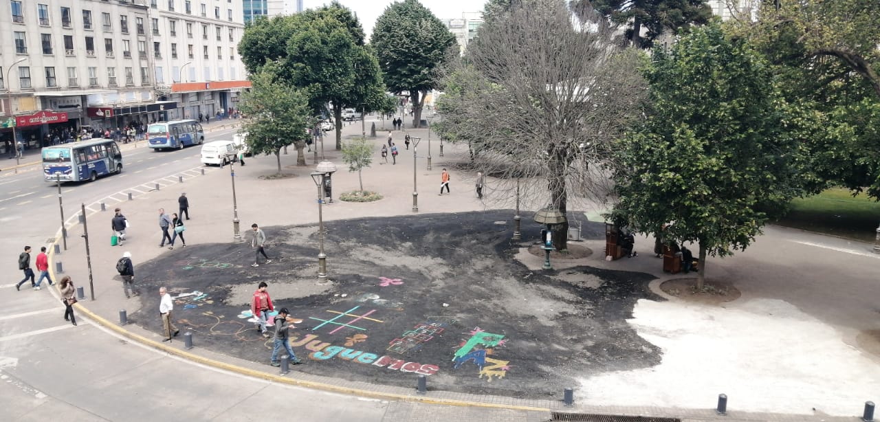 Las impactantes “costras” en la Plaza Independencia de Concepción tras un mes de disturbios